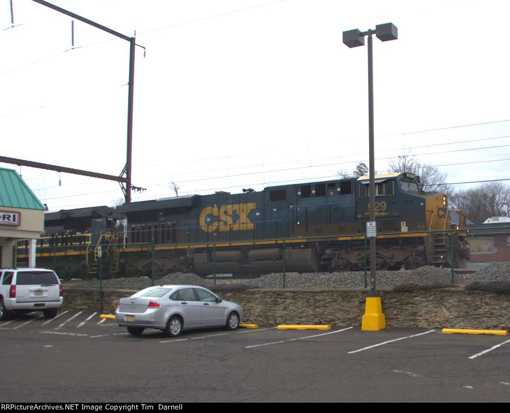 CSX 929 passing thru to the yard